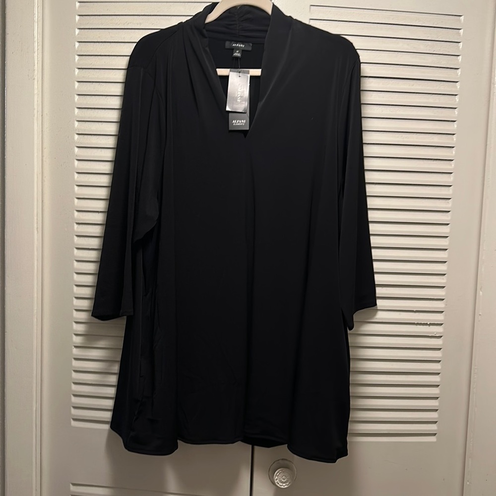 Black 3/4 sleeve v-neck top with pockets on each side of shirt.